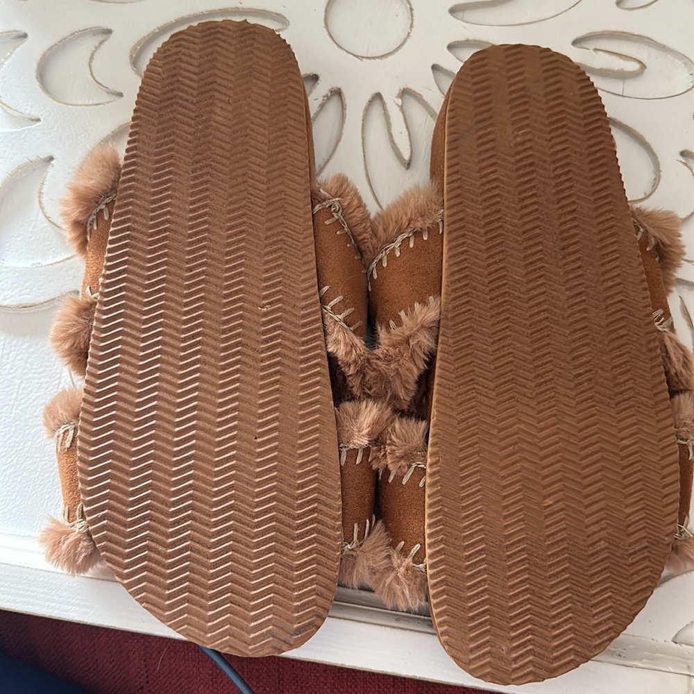 Rachel Roy Indoor/Outdoor Fuzzy slippers - Picture 2 of 2